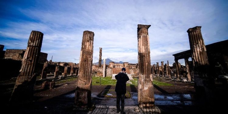 Turis Curi 6 Batu Kuno di Pompeii Terancam Hukuman Penjara 6 Tahun