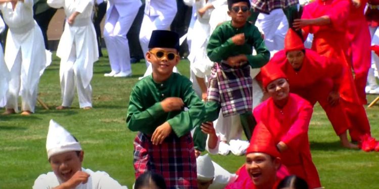 Rapper Melly Mike Bertemu Dikha Aura Farming dan Memberikan Hadiah Nintendo