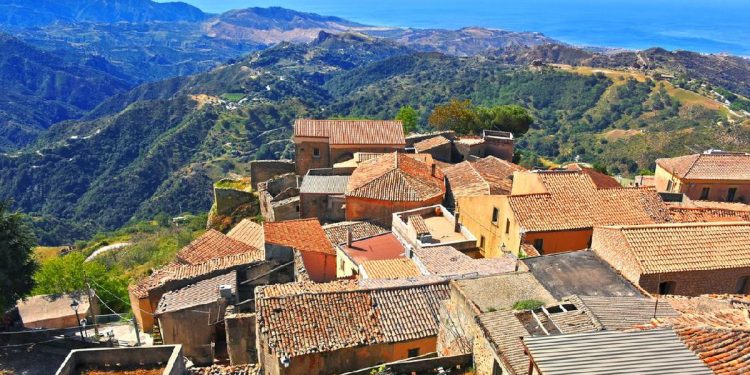 Turis yang Masuk Desa di Prancis Ini Wajib Bugil dan Bayar Rp1,1 Juta