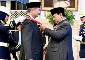 Kurang Nyaman Menerima Tanda Kehormatan dari Kakak Sendiri