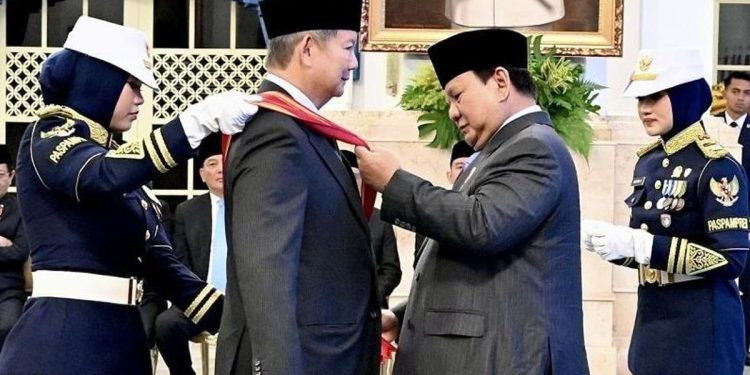 Kurang Nyaman Menerima Tanda Kehormatan dari Kakak Sendiri