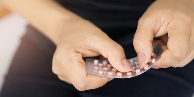 Pria Ketahuan Selingkuh Karena Gagal Bayar Pil KB di Apotek