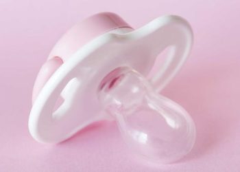 Bayi Usia Dua Tahun Ditemukan Hidup dalam Koper Hanya Menggunakan Popok