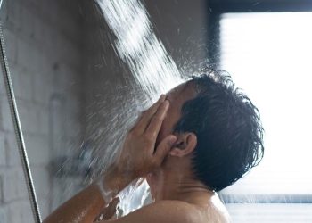 Mandi setelah begadang dan efeknya bagi kesehatan