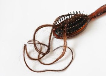 10 Kebiasaan yang Merusak Rambut dan Menyebabkan Kerontokan