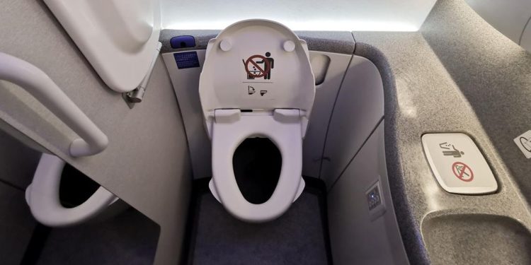 Wanita Ini Terpaksa di Toilet Pesawat Sepanjang Penerbangan Karena Diare