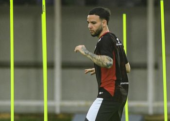 Lille Setuju Ambil Calvin Verdonk dari NEC