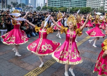 Parade Budaya 6 Negara Meriah di CFD Bundaran HI