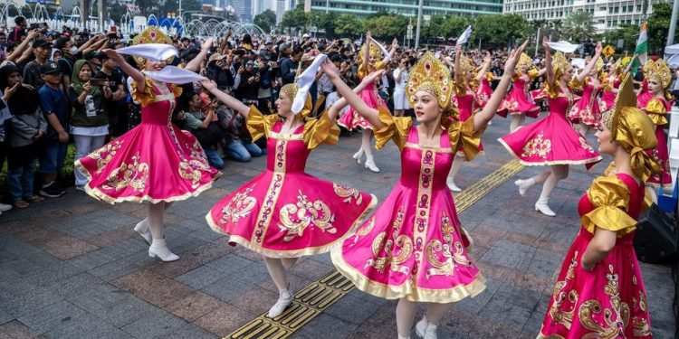 Parade Budaya 6 Negara Meriah di CFD Bundaran HI