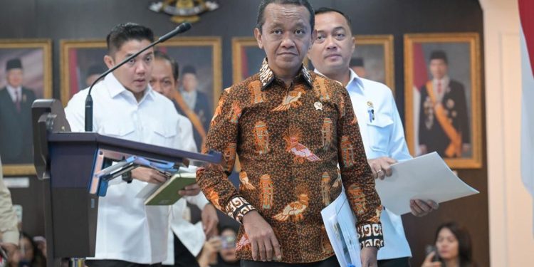 Bahlil Minta 80 Ribu Kopdes Ikut Membangun PLTS di Desa Sesuai Perintah Prabowo