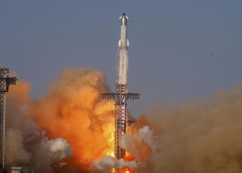 Industri Antariksa di Ujung Jurang oleh Elon Musk