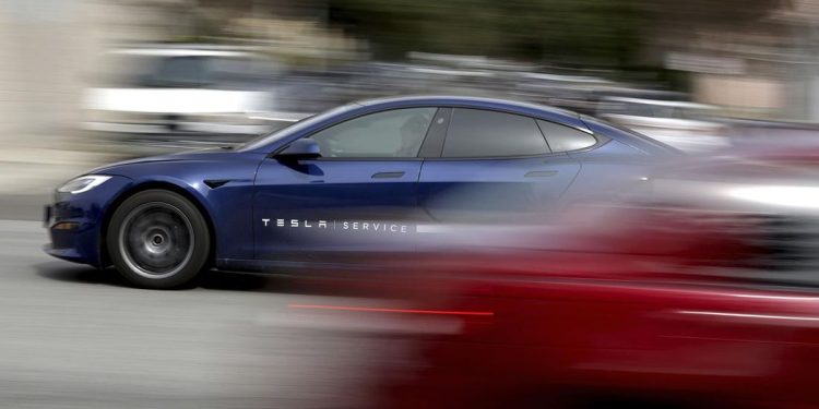 Uji Coba Sistem Otonom Berbasis AI oleh Tesla di Jalan Umum Jepang