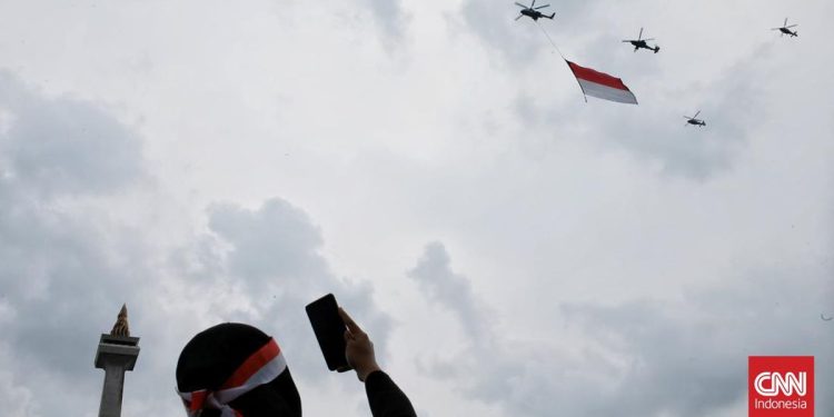 Awan Tebal Menyelimuti Monas Saat Perayaan HUT RI