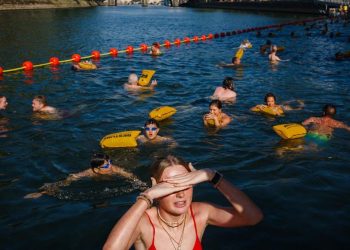 Warga Serbu Sungai Seine Saat Cuaca Panas di Paris