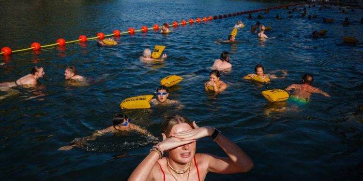 Warga Serbu Sungai Seine Saat Cuaca Panas di Paris