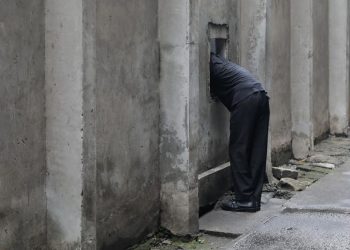 Warung Bolong, Pilihan Utama untuk Pekerja Lapar di Jam Istirahat
