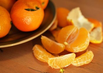 Serabut Putih di Daging Jeruk, Apakah Aman untuk Dikonsumsi?