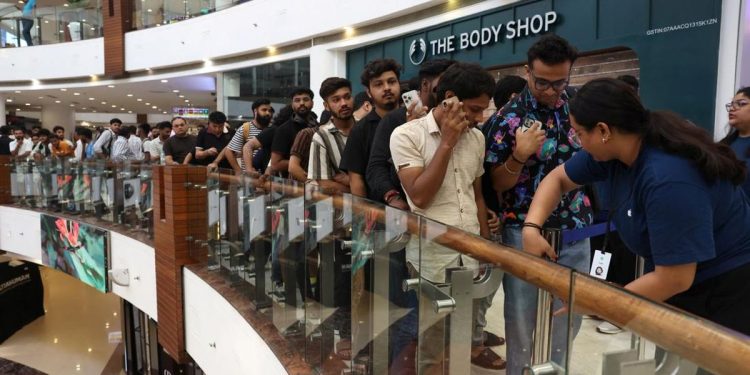 Antrean Panjang Warga India untuk Membeli iPhone 17