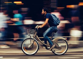 Denda Rp1,2 Juta untuk Naik Sepeda Sambil Gunakan Ponsel di Jepang