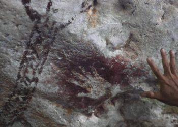 Mengagumi Cap Tangan Manusia Ribuan Tahun di Gua Beloyot