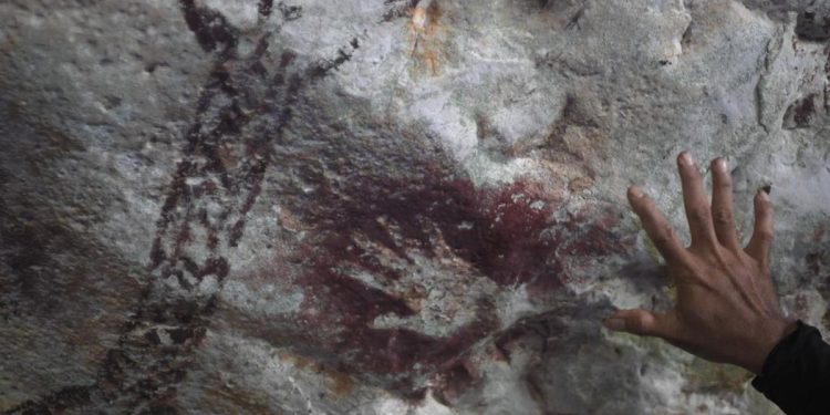 Mengagumi Cap Tangan Manusia Ribuan Tahun di Gua Beloyot