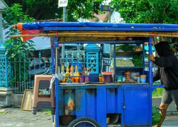 Beda Gerobak Mi Ayam Biru, Cokelat, dan Hijau, Mana yang Lebih Lezat?