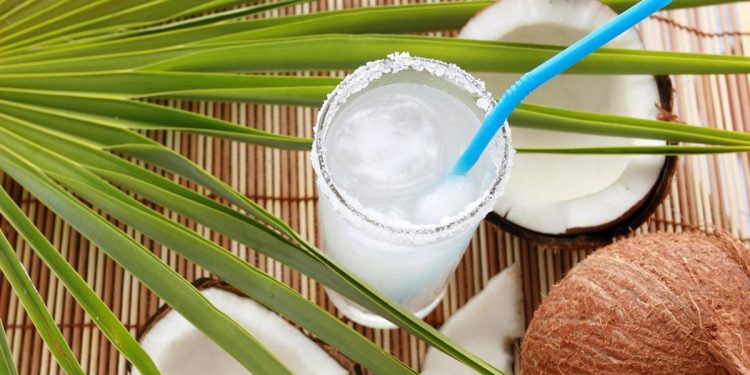 Hati-hati, 8 Kelompok Orang yang Harus Menghindari Minum Air Kelapa