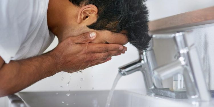 7 Alasan Pria Harus Merawat Kulit dengan Skincare untuk Kesehatan Kulit