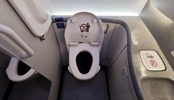 Toilet Pesawat Tidak Berfungsi, Urine Mengotori Lantai dan Penumpang Terkena Kejadian Tidak Nyaman