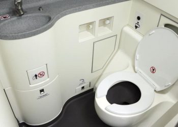 Pilot Mengungkap Alasan Larangan Pergi ke Toilet Saat Pesawat di Landasan