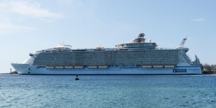 Pria Melompat ke Laut dari Kapal Pesiar untuk Menghindari Utang Judi