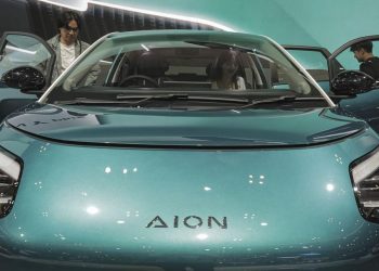 Perbandingan Biaya Mengemudi 1 Tahun Mobil Listrik dan Mobil Bensin