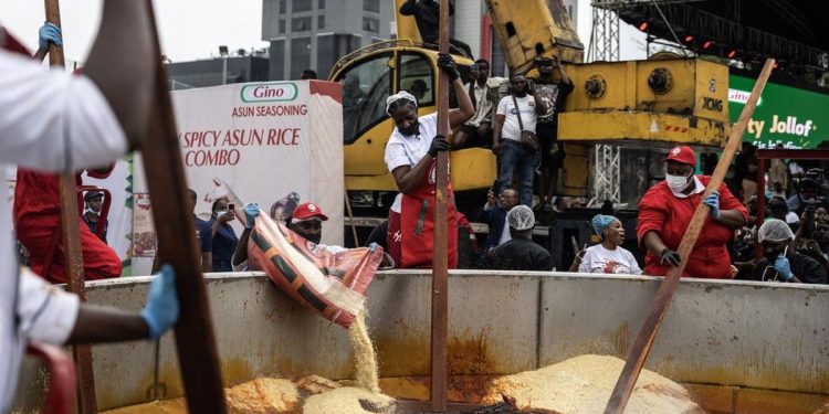 Rekor Memasak Nasi Jollof Terbesar di Dunia Dihasilkan Bersama-sama