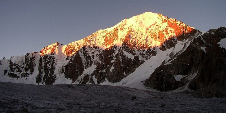 Pintu Batu Raksasa Ditemukan di Kazakhstan Diduga Hasil Karya Alien