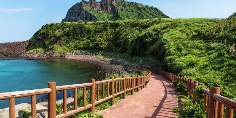 Pulau Jeju Kini Menindak Turis Asing yang Berperilaku Buruk