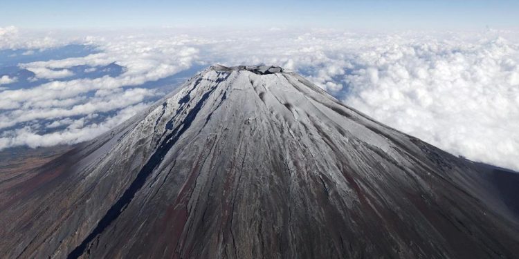 Pria 102 Tahun Berhasil Mendaki Puncak Gunung Fuji dan Pecahkan Rekor