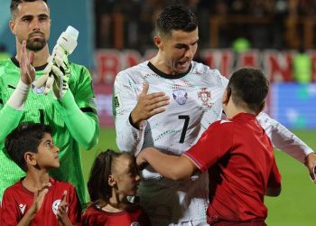 Momen Mengharukan Ronaldo Menghibur Bocah Maskot yang Menangis