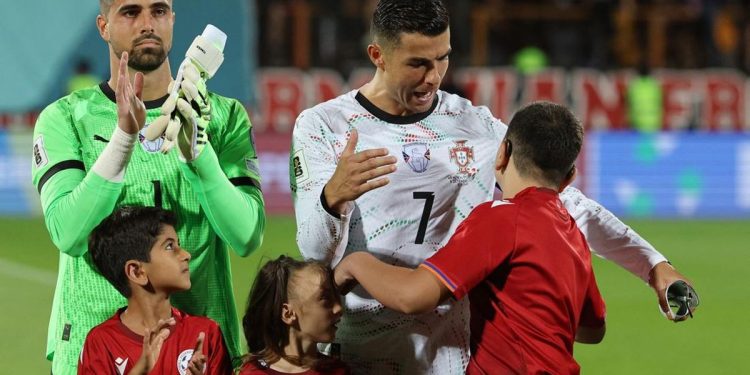 Momen Mengharukan Ronaldo Menghibur Bocah Maskot yang Menangis