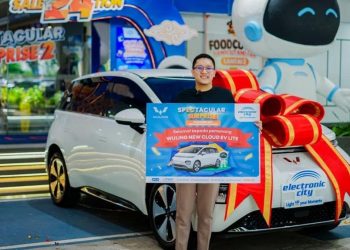 Serahkan Hadiah Utama Program Spectacular Surprise Elektronik City