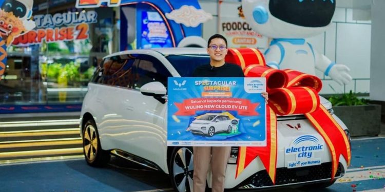Serahkan Hadiah Utama Program Spectacular Surprise Elektronik City
