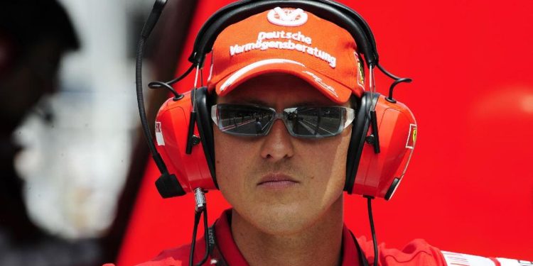 Schumacher Tanda Tangan Helm Dikenal Sebagai Kabar Positif