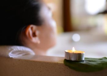 7 Manfaat Mandi Air Garam untuk Kesehatan Tubuh dan Pikiran