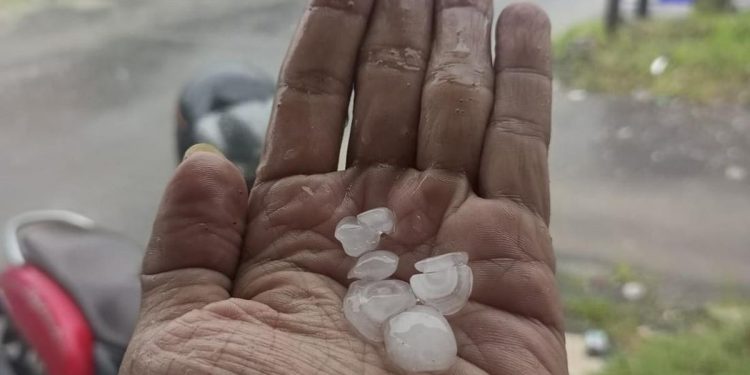 Kalimantan Tengah Mengalami Hujan Es, Ini Penyebabnya