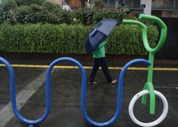 Riset Ungkap Hujan Jakarta Mengandung Mikroplastik, Ini Bahayanya