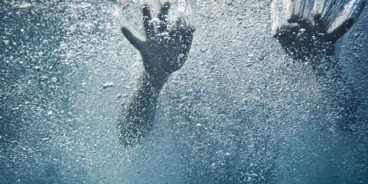 Turis China Mendapat Pujian karena Menyelamatkan Wanita yang Tenggelam