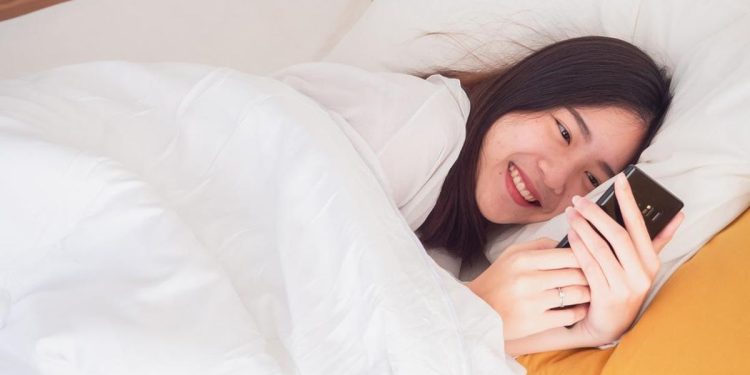 6 Bahaya Menggunakan HP Saat Bangun Tidur yang Mengancam Kesehatan Otak