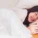 6 Bahaya Menggunakan HP Saat Bangun Tidur yang Mengancam Kesehatan Otak