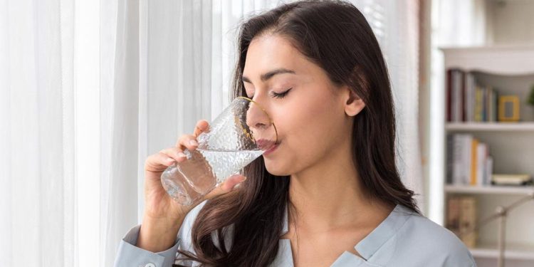 Minum Sambil Berdiri Menyebabkan Beban Ginjal Lebih Berat, Apakah Benar?