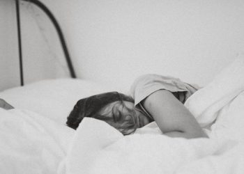 Posisi Tidur Terbaik untuk Kesehatan Miring Kanan atau Kiri?