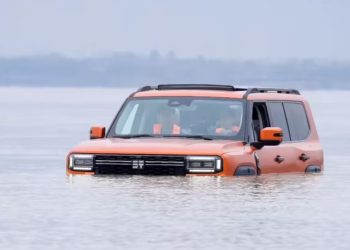 Aksi SUV Hybrid Cina Menyeberangi Sungai Sejauh 1,4 Kilometer